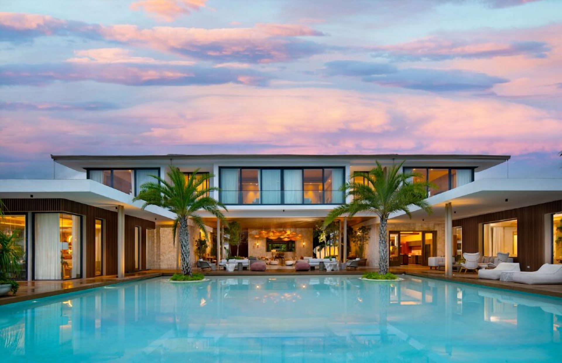 Golf Founders 11, piscina y fachada al atardecer