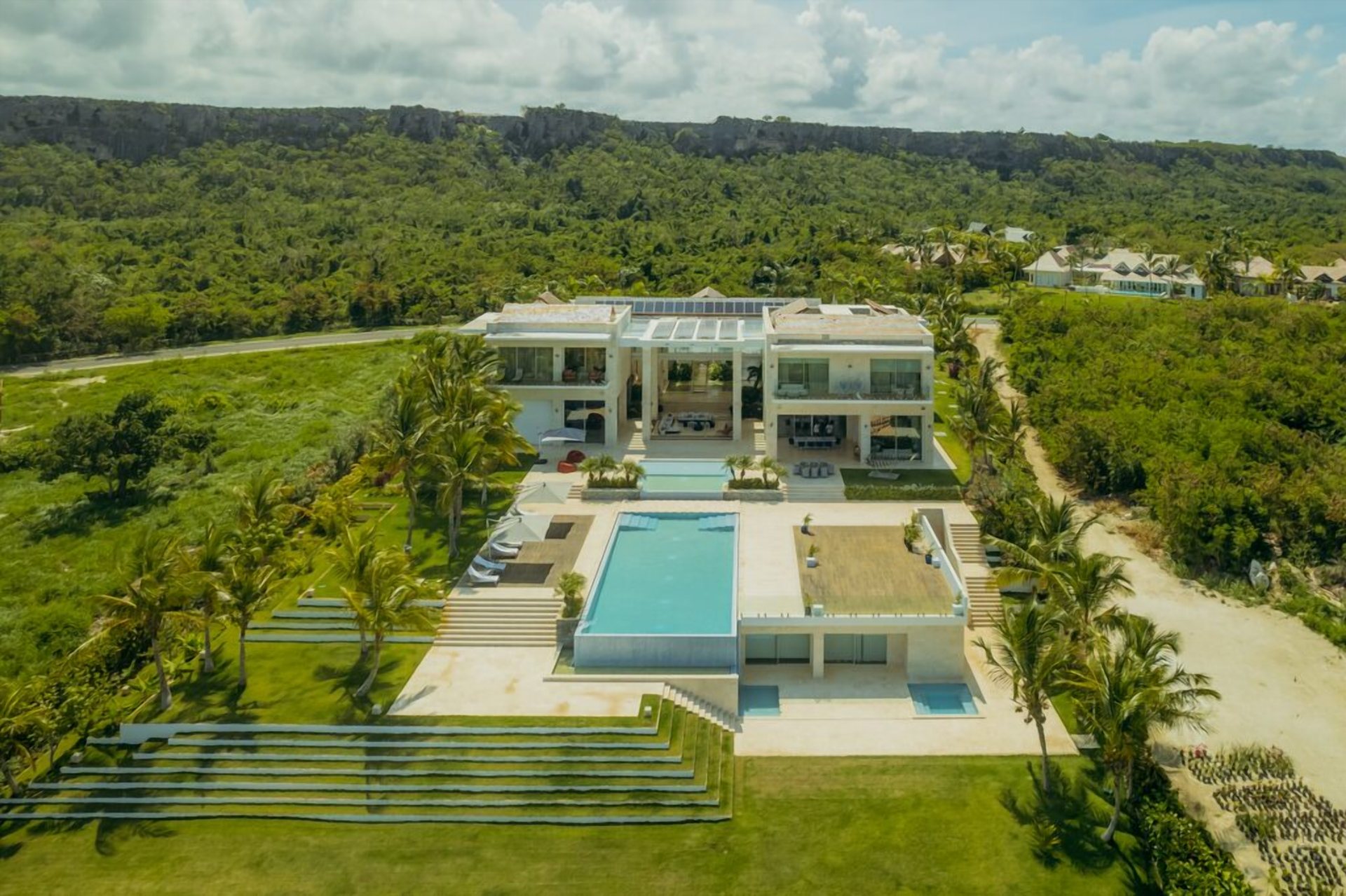 Vista aérea de la villa con el Farallón al fondo