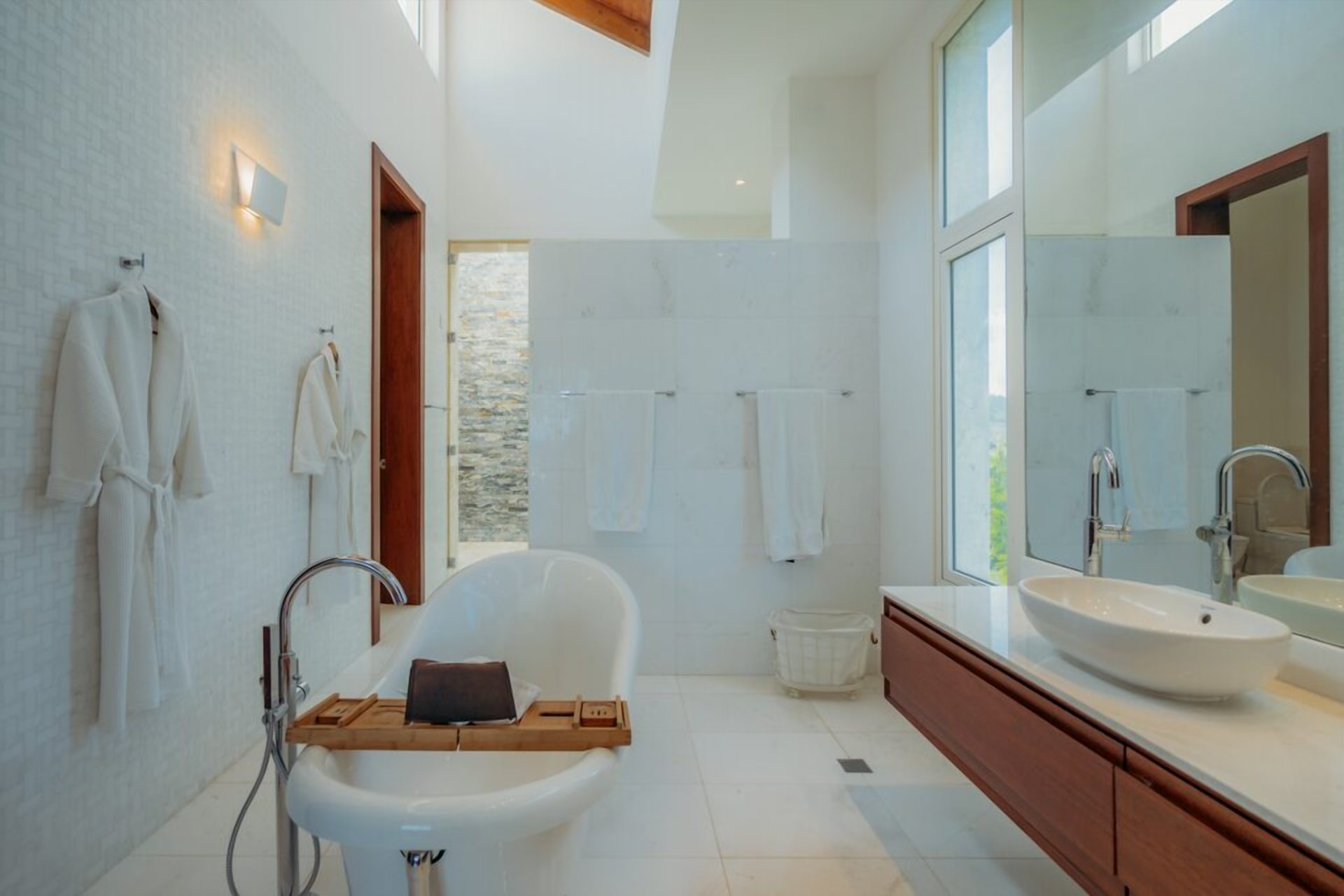 Baño en suite con bañera clásica