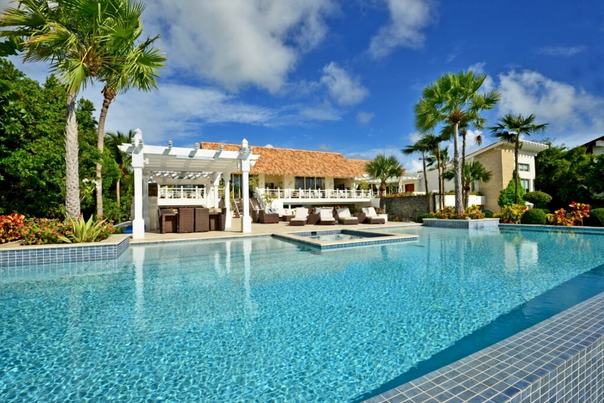 Piscina infinita y pérgola